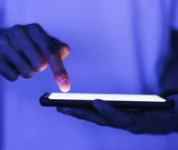 immagine di un cellulare su come attivare esim su iphone