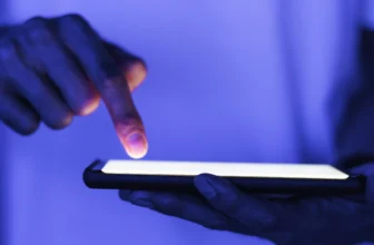 immagine di un cellulare su come attivare esim su iphone