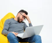 immagine di un uomo per illustrare perchè internet non funziona oggi