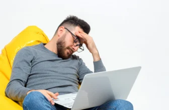 immagine di un uomo per illustrare perchè internet non funziona oggi