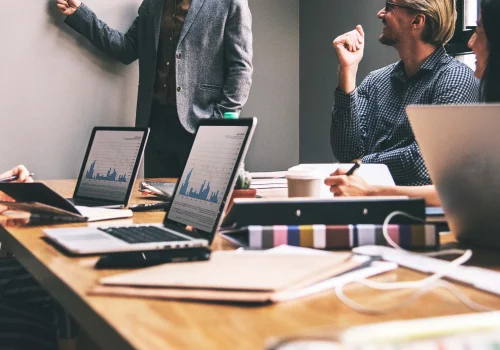 Fibra per Aziende: Cosa Cambia Rispetto a Casa e Come Non Sbagliare Operatore